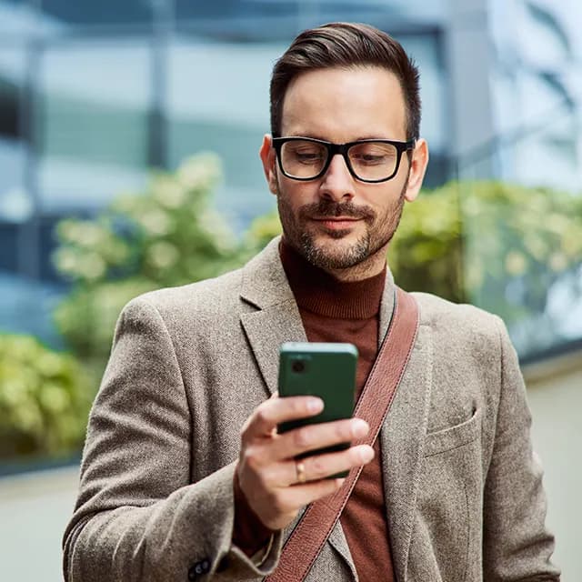 Homme d'affaires utilisant son téléphone