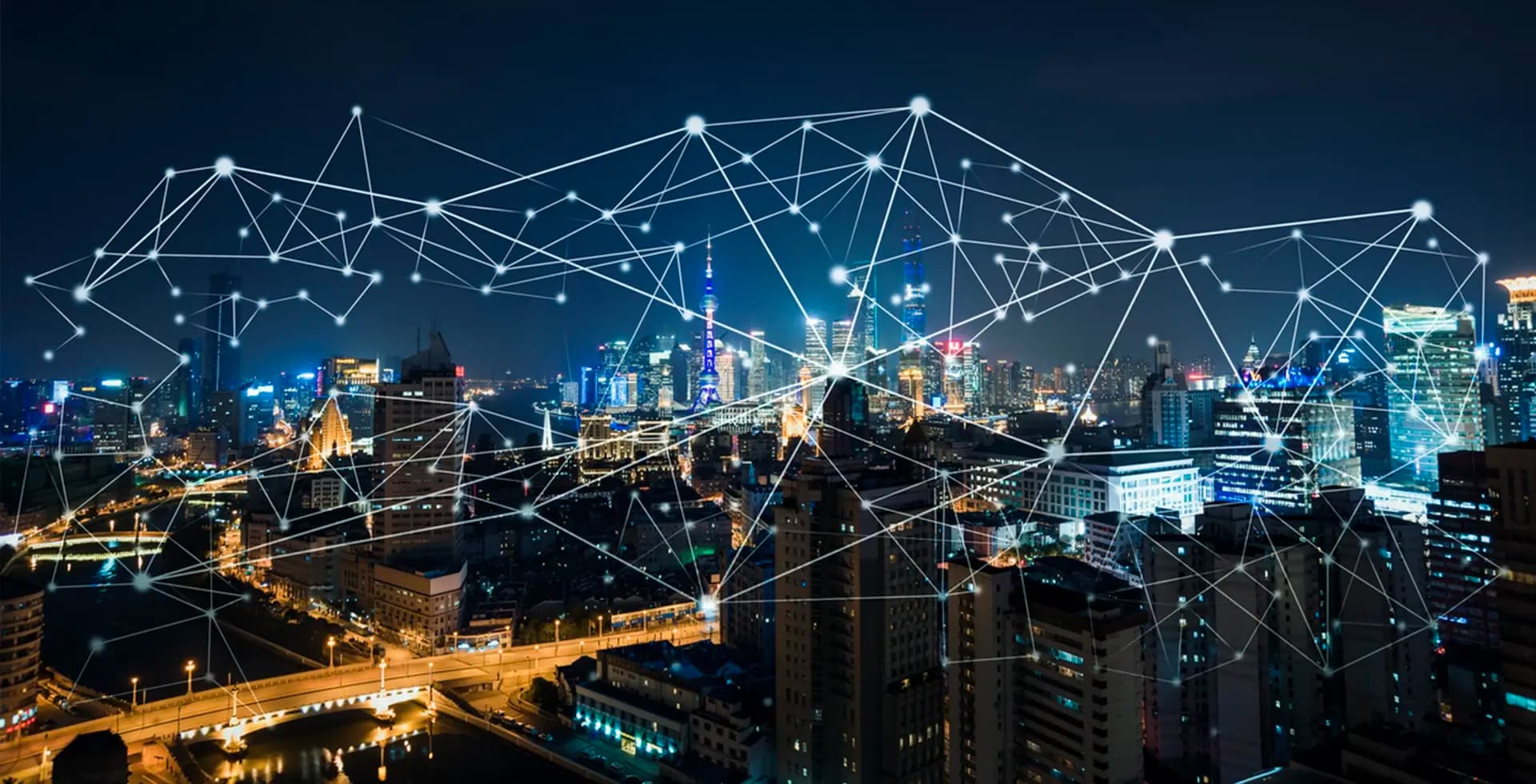 Réseau abstrait connecté sur une ville la nuit.