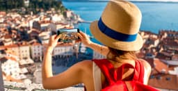 Tourist macht Fotos in Slowenien.