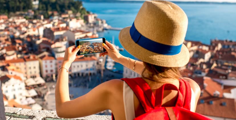 Tourist macht Fotos in Slowenien.