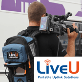 Un homme utilise un appareil photo porté à l'épaule et porte le logo LiveU.