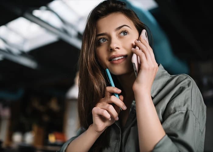 Femme professionnelle utilisant un smartphone.