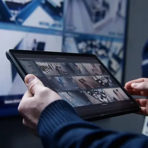 Tablette affichant des flux de caméras de vidéosurveillance.
