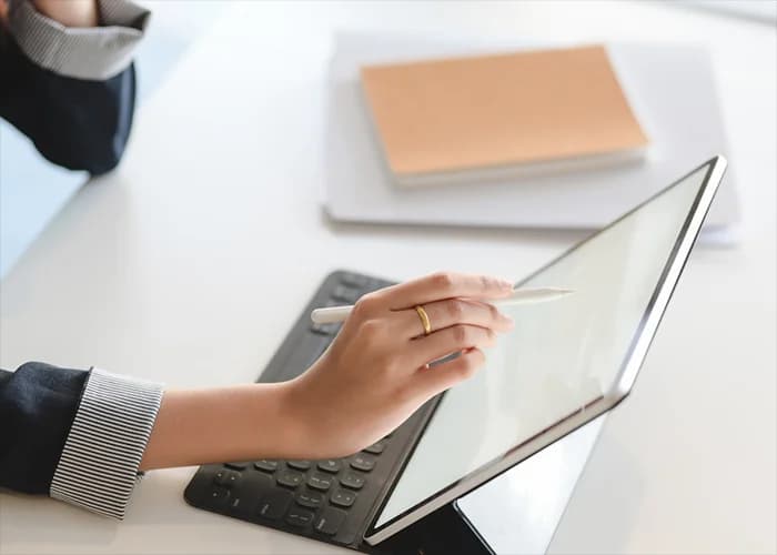 Utilisation d'une tablette sur un ordinateur de bureau.