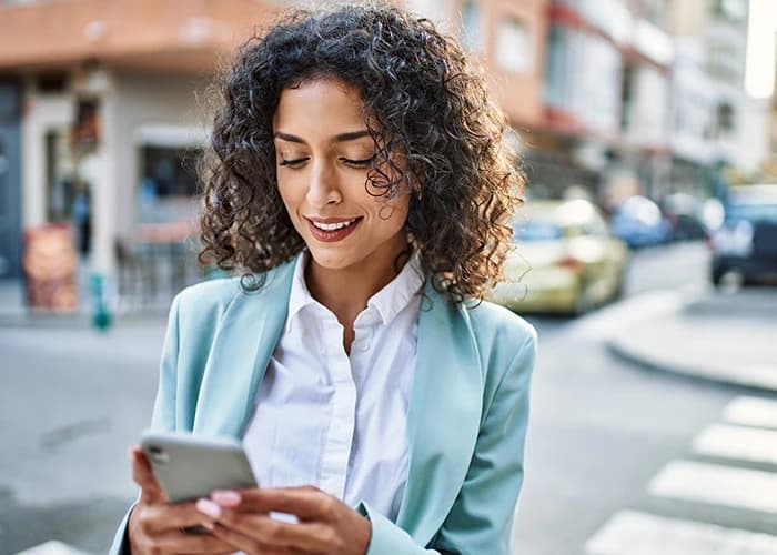 Junge, berufstätige hispanische Geschäftsfrau.