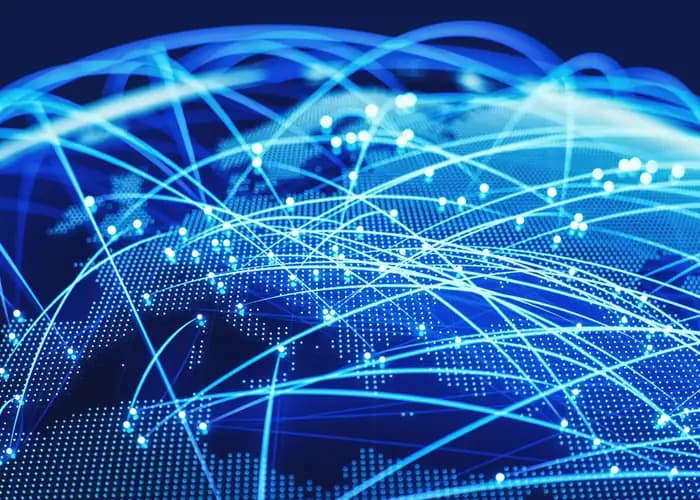 Un globe terrestre relié par des faisceaux lumineux représentant un réseau mondial.