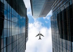 Avion volant au-dessus des gratte-ciel.
